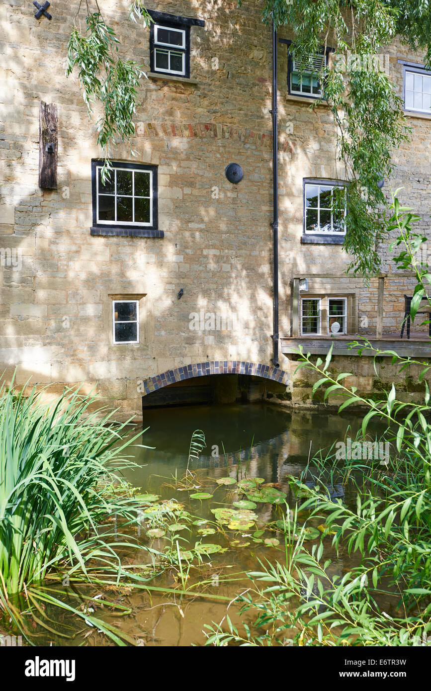 Oundle Mill un ancien moulin à farine maintenant un hôtel et restaurant Barnwell Road Castel Guelfo di Bologna Northamptonshire UK Banque D'Images