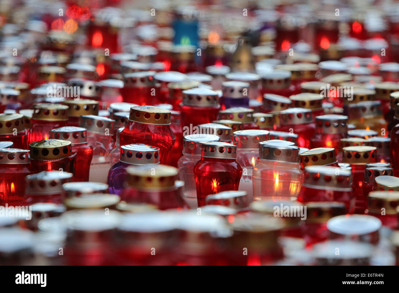 Cimetière Mirogoj Zagreb sur Toussaint visité par des milliers de personnes allument des bougies pour leurs membres de famille décédé Banque D'Images