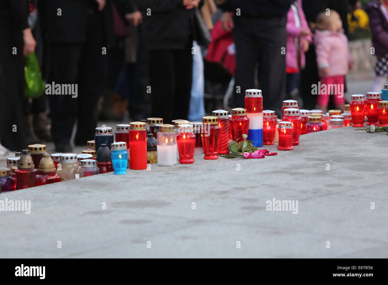 Cimetière Mirogoj Zagreb sur Toussaint visité par des milliers de personnes allument des bougies pour leurs membres de famille décédé Banque D'Images