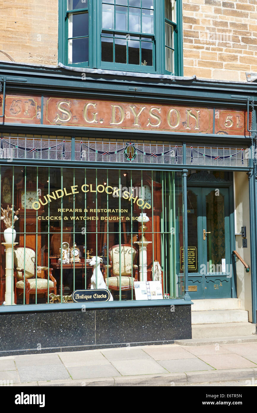 Réveil boutique vendant des réparations, restaurations ainsi que l'achat et la vente de la rue Ouest Oundle Northamptonshire UK Banque D'Images