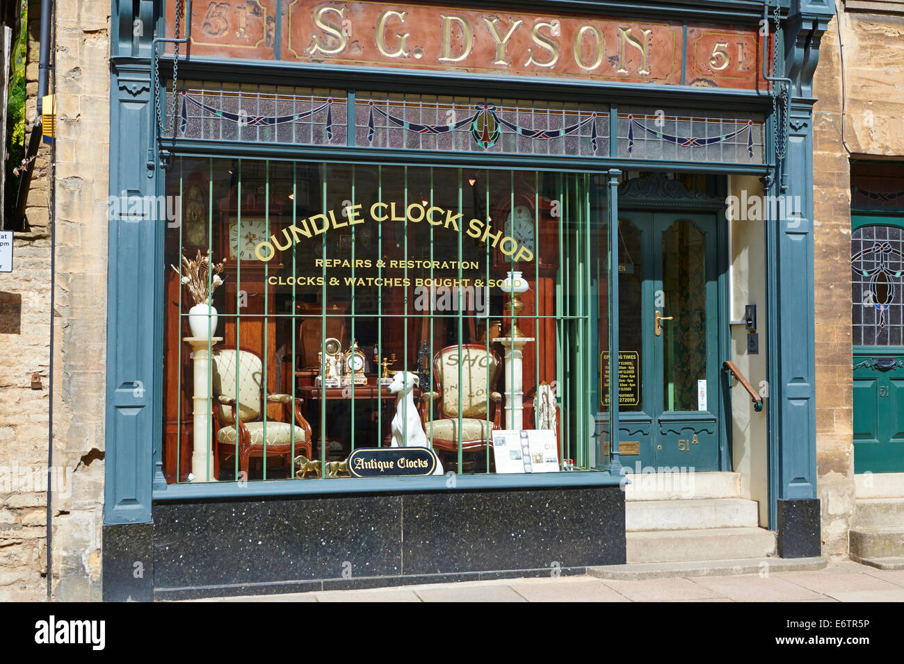 Réveil boutique vendant des réparations, restaurations ainsi que l'achat et la vente de la rue Ouest Oundle Northamptonshire UK Banque D'Images