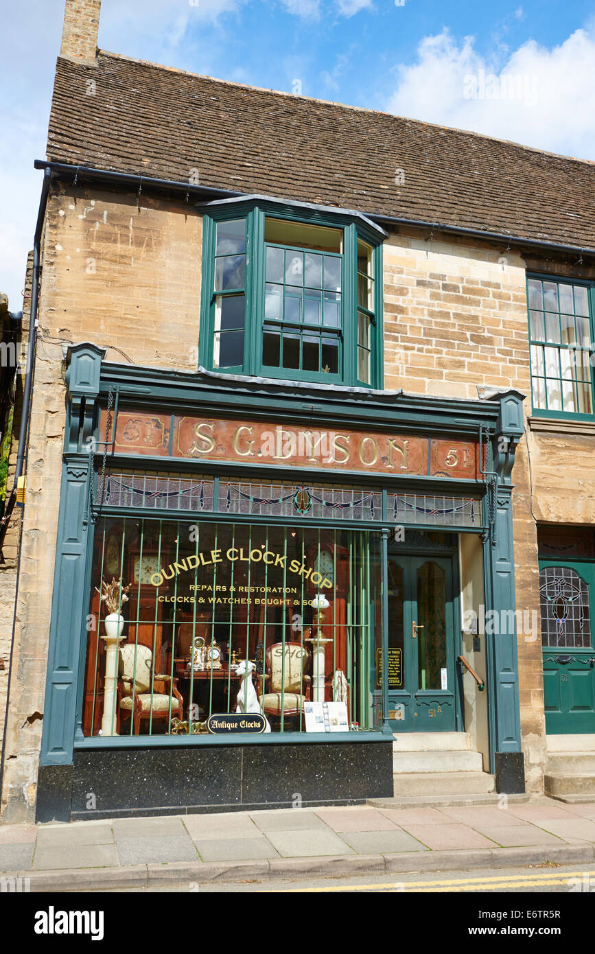 Réveil boutique vendant des réparations, restaurations ainsi que l'achat et la vente de la rue Ouest Oundle Northamptonshire UK Banque D'Images