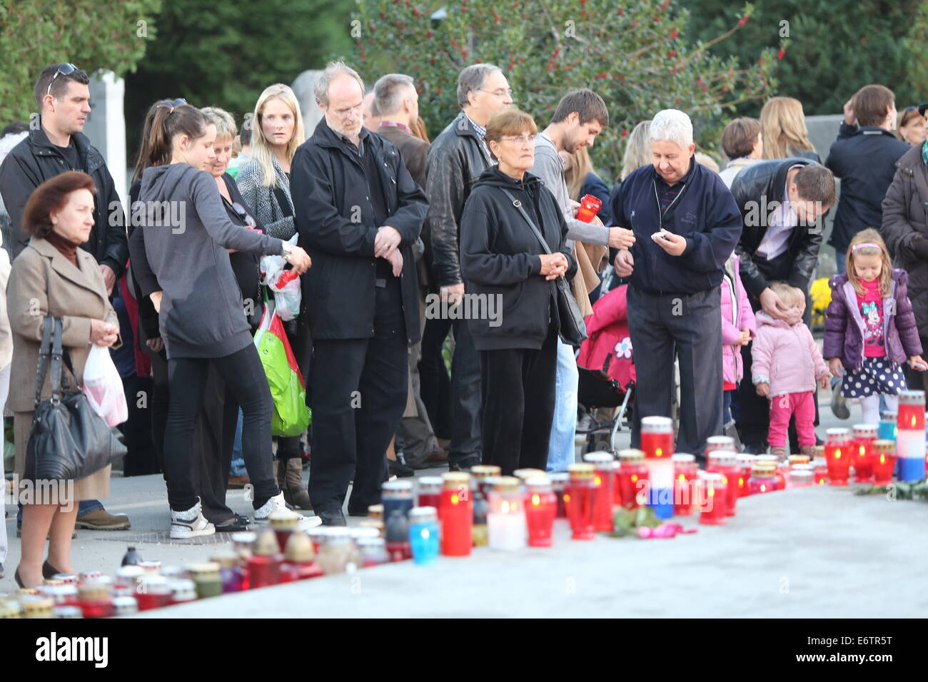 Cimetière Mirogoj Zagreb sur Toussaint visité par des milliers de personnes allument des bougies pour leurs membres de famille décédé Banque D'Images