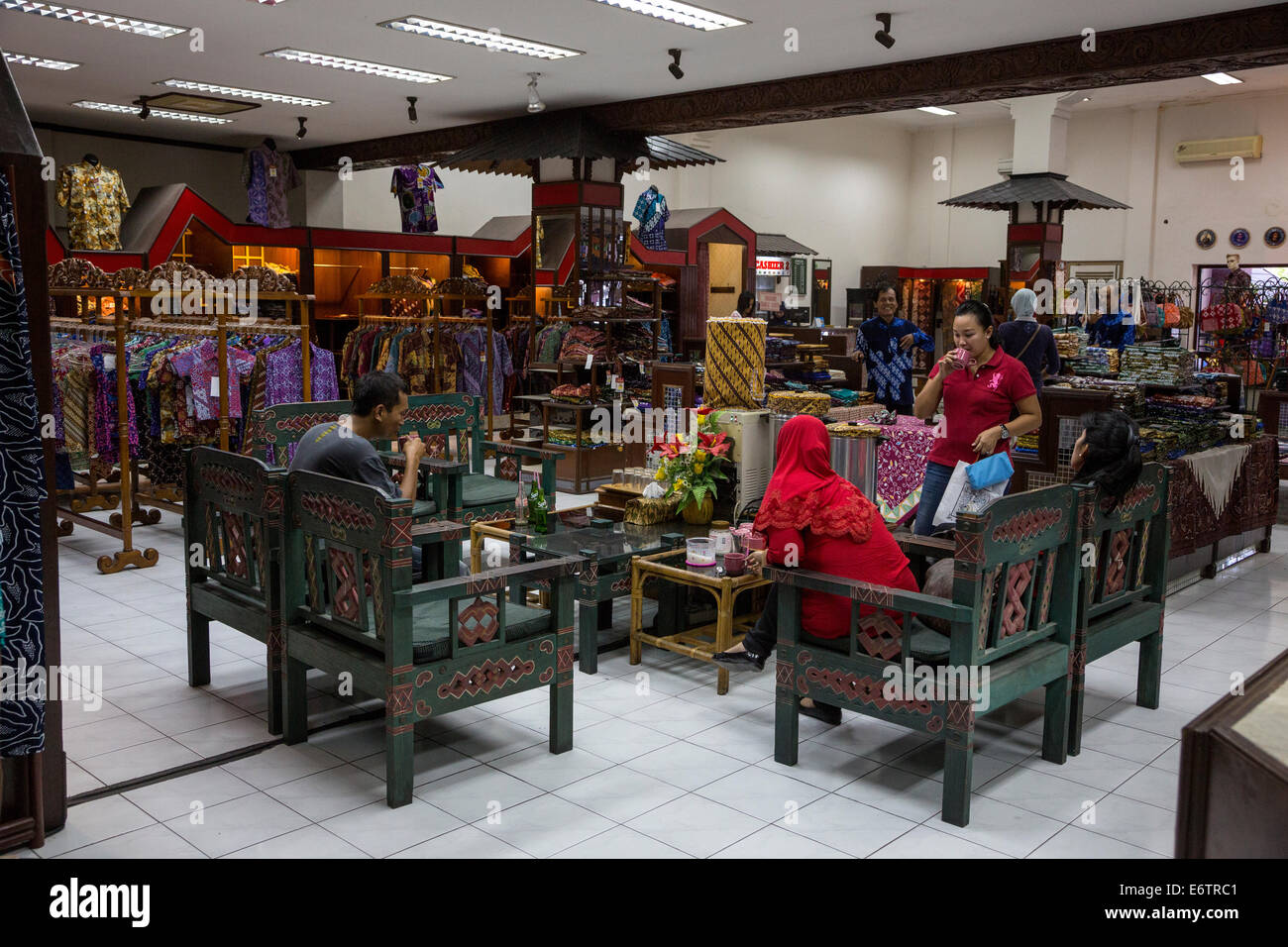 Yogyakarta, Java, Indonésie. Prix de vente batik, Raradjonggrang l'usine de batik. Banque D'Images