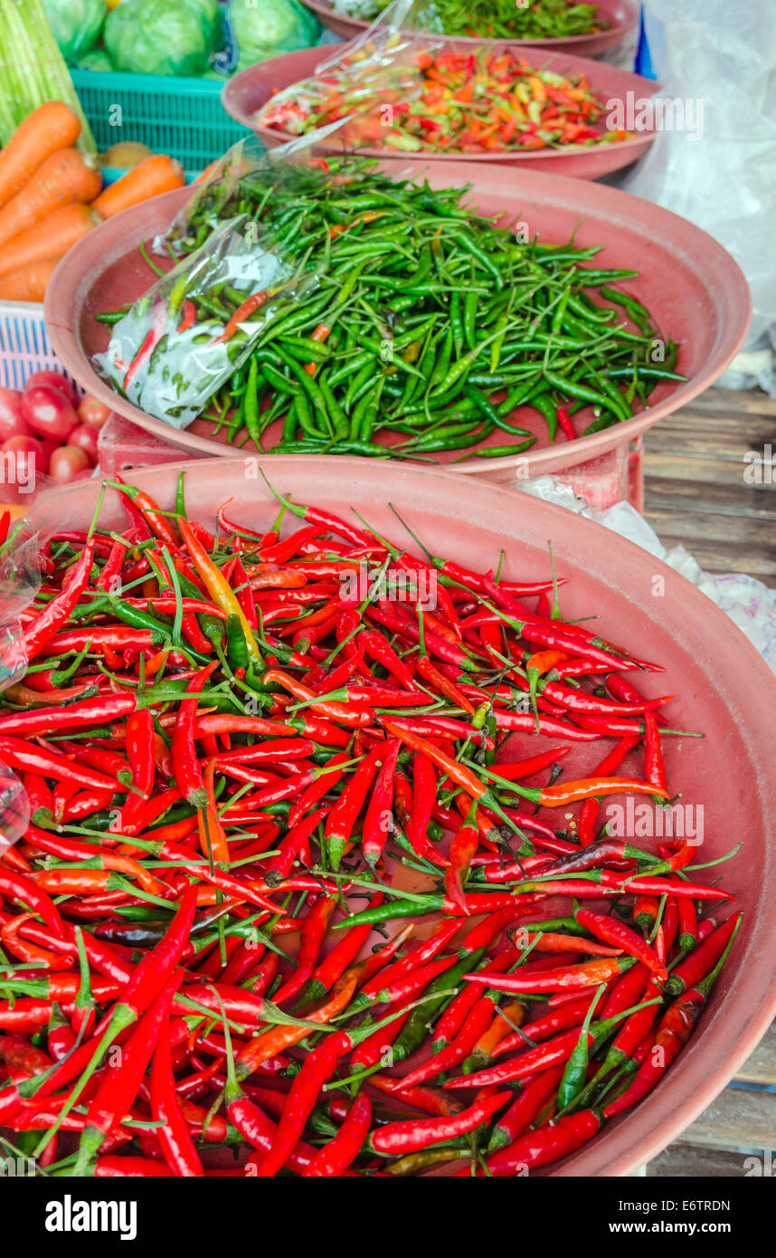 Différents types de chili à la vente sur le marché des produits frais locaux, Kata Kata, Phuket, Thailand Banque D'Images