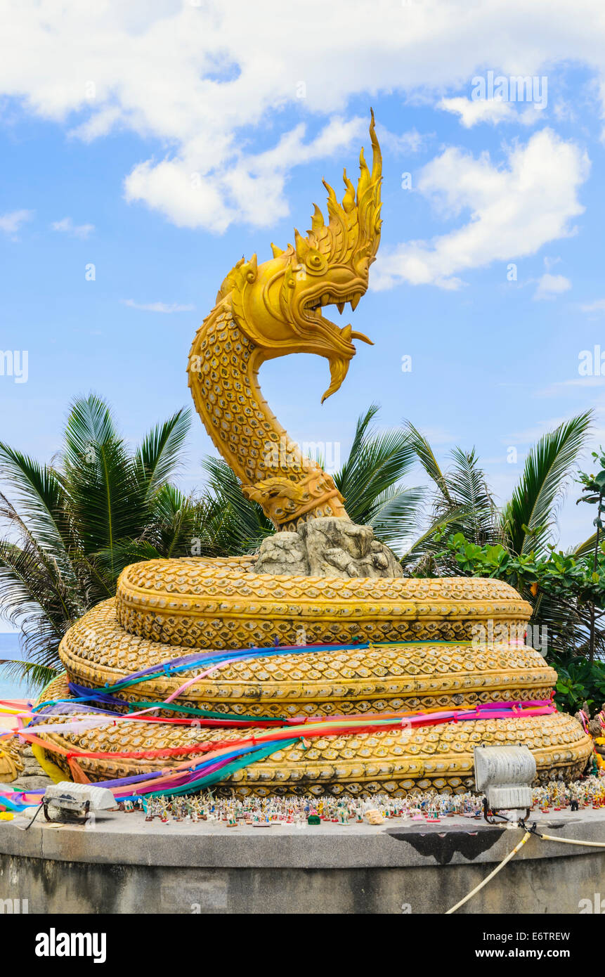 Statue mythique serpent Naga le long de la promenade au bord de la plage de Karon, l'île de Phuket, Thaïlande Banque D'Images