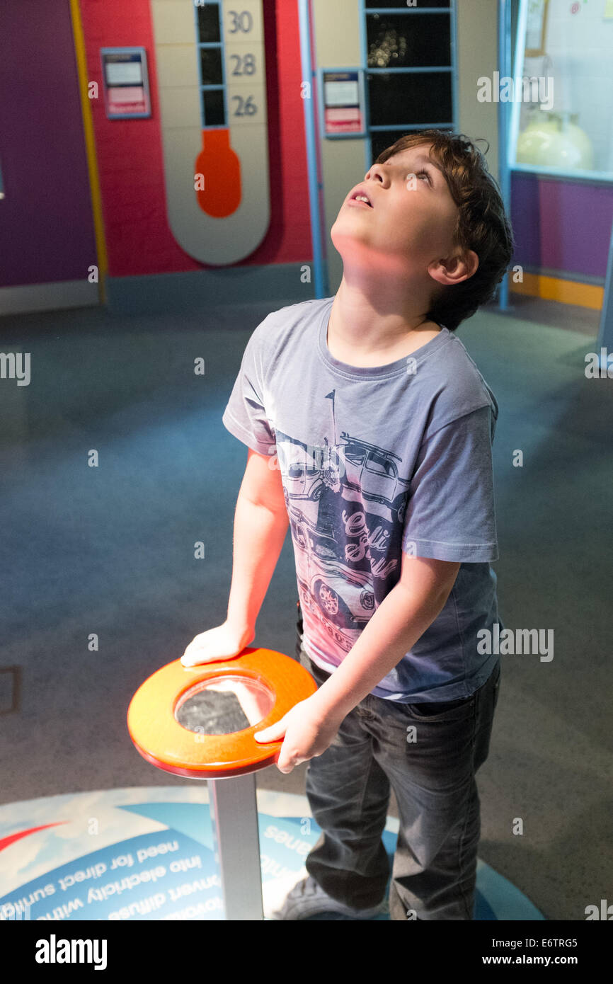 Les enfants profitent d'activités au Centre de découverte des sciences de catalyseur à Widnes, Cheshire, Royaume-Uni Banque D'Images