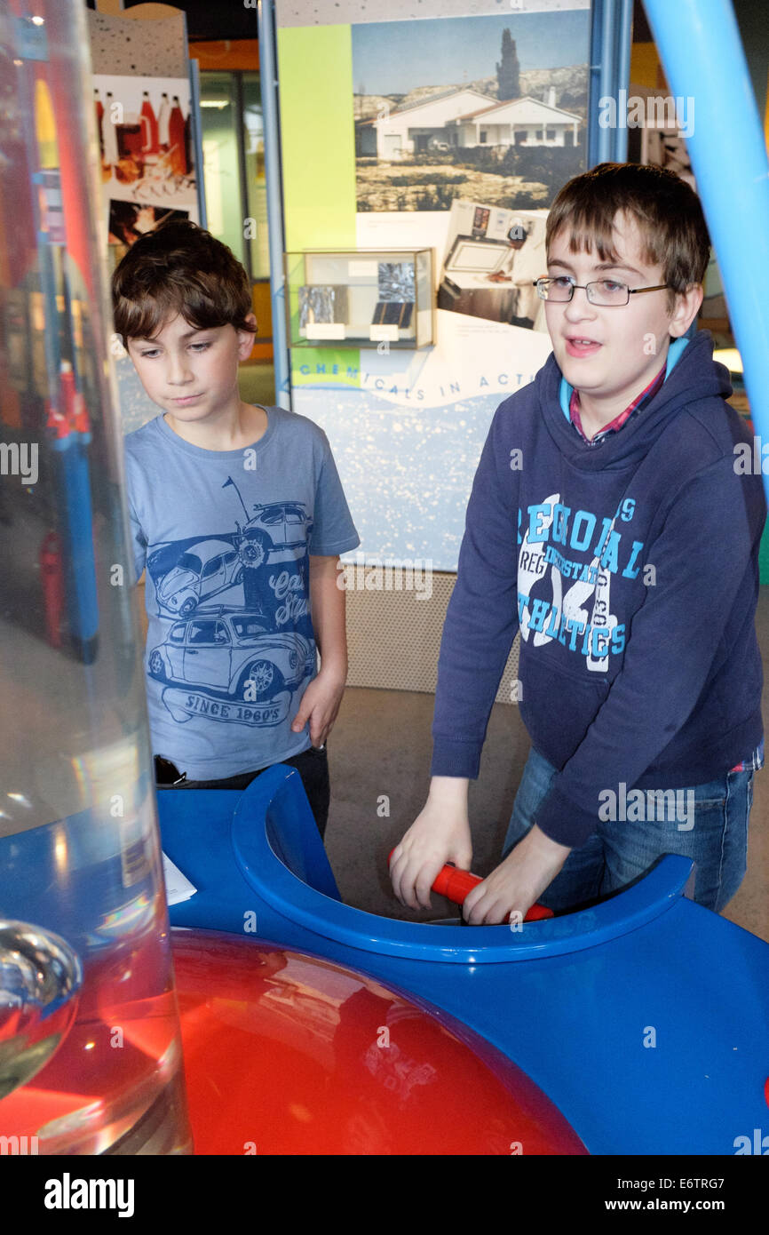 Les enfants profitent d'activités au Centre de découverte des sciences de catalyseur à Widnes, Cheshire, Royaume-Uni Banque D'Images