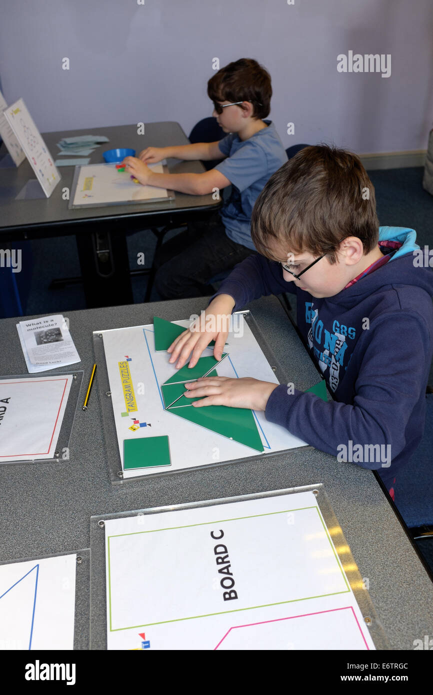 Les enfants profitent d'activités au Centre de découverte des sciences de catalyseur à Widnes, Cheshire, Royaume-Uni Banque D'Images