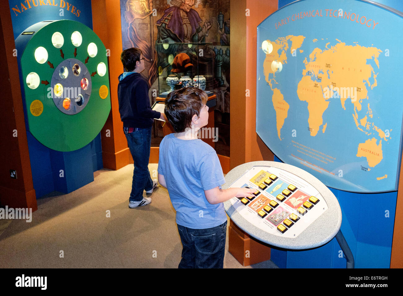 Les enfants profitent d'activités au Centre de découverte des sciences de catalyseur à Widnes, Cheshire, Royaume-Uni Banque D'Images
