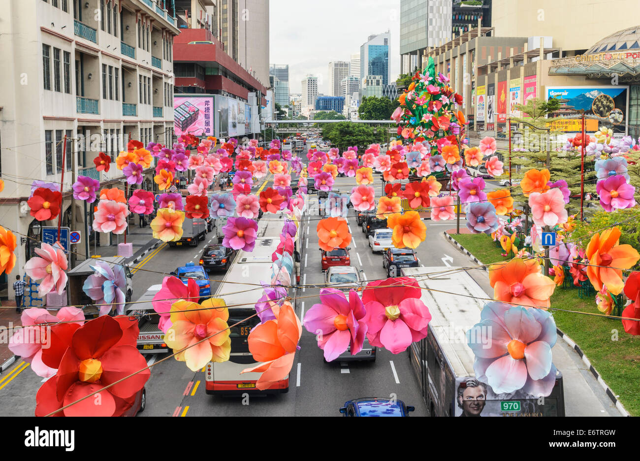 Décorations de rue des lanternes en forme de fleur pour la fête de la Mi-automne dans Chinatown, Singapour Banque D'Images