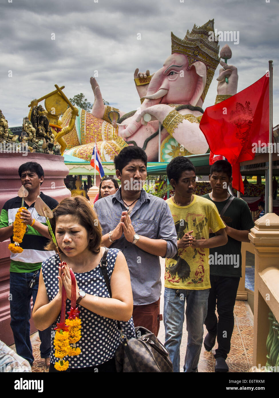 Nakhon Nayok, SARIKA, Thaïlande. 31 août, 2014. Les gens marchent à travers Shri Ganesha Utthayan Temple dans la prière pendant le Festival de Ganesh. Ganesh Chaturthi, également connu sous le nom de Vinayaka Chaturthi, est un festival hindou dédié au dieu Ganesh. C'est un festival de 10 jours marquant l'anniversaire de Ganesh, qui est largement vénéré pour ses débuts prometteurs. Ganesh est le protecteur des arts et des sciences, la divinité de l'intellect et la sagesse -- identifié par sa tête d'éléphant. Credit : ZUMA Press, Inc./Alamy Live News Banque D'Images