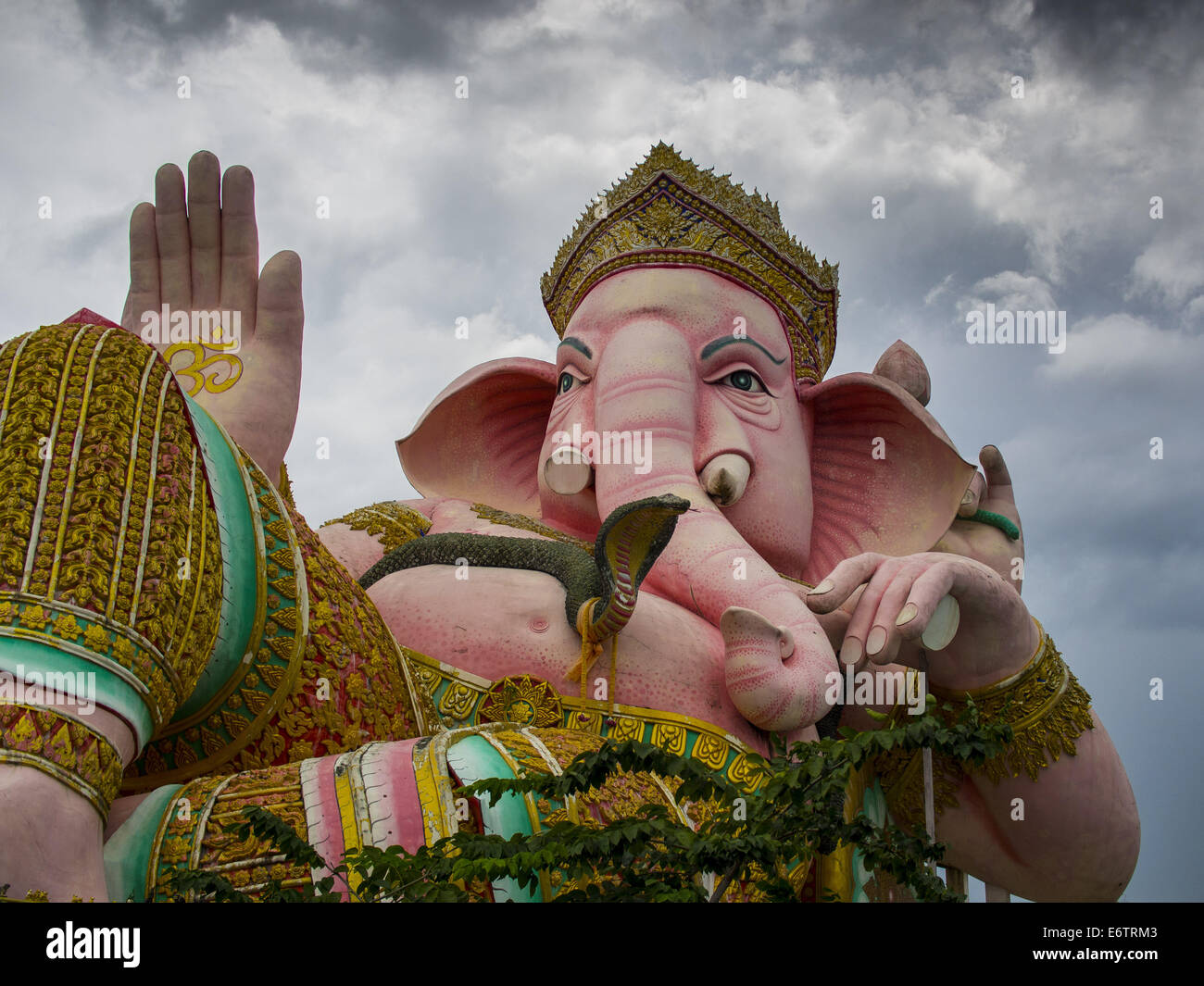 Nakhon Nayok, SARIKA, Thaïlande. 31 août, 2014. Une statue de Ganesh domine Shri Ganesha Utthayan Temple de Sarika, Nakhon Nayok. Ganesh Chaturthi, également connu sous le nom de Vinayaka Chaturthi, est un festival hindou dédié au dieu Ganesh. C'est un festival de 10 jours marquant l'anniversaire de Ganesh, qui est largement vénéré pour ses débuts prometteurs. Ganesh est le protecteur des arts et des sciences, la divinité de l'intellect et la sagesse -- identifié par sa tête d'éléphant. Credit : ZUMA Press, Inc./Alamy Live News Banque D'Images