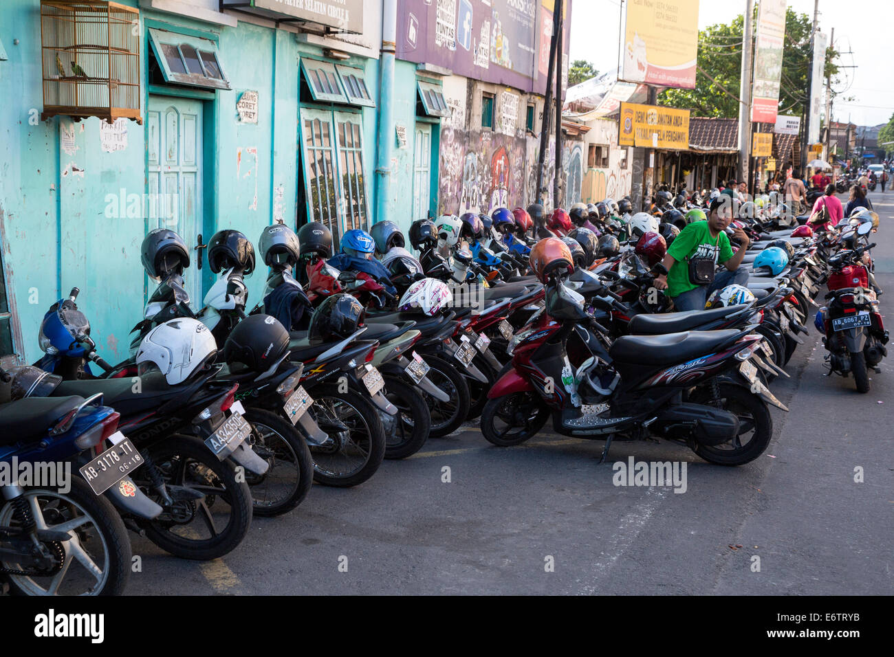 Yogyakarta, Java, Indonésie. Parking motos et accompagnateur, juste à côté de Jl. Laksda Rue d'Adisucipto. Banque D'Images
