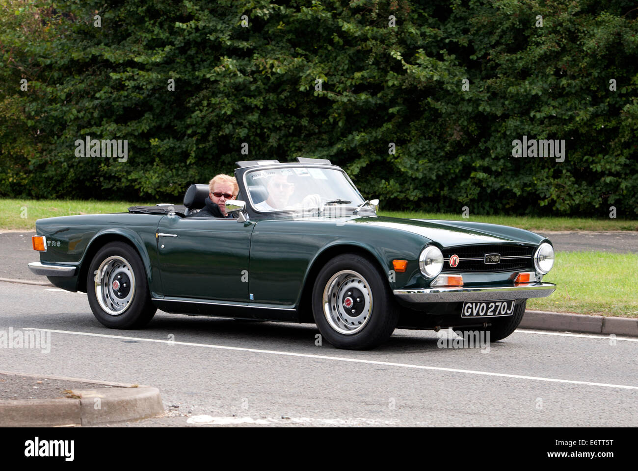 Triumph TR6 voiture sur la Fosse Way road, Warwickshire, UK Banque D'Images