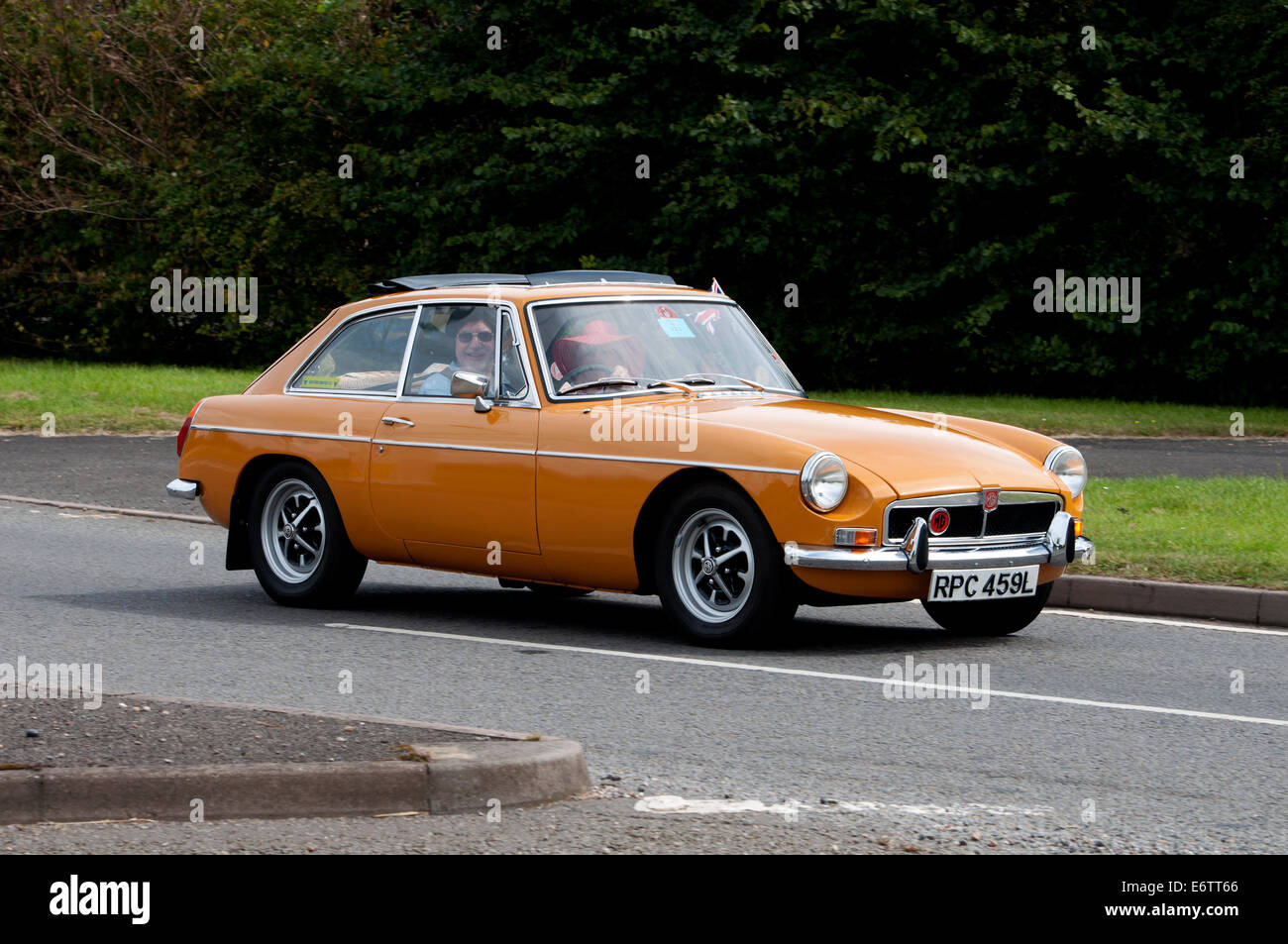 MGB GT voiture sur la Fosse Way road, Warwickshire, UK Banque D'Images