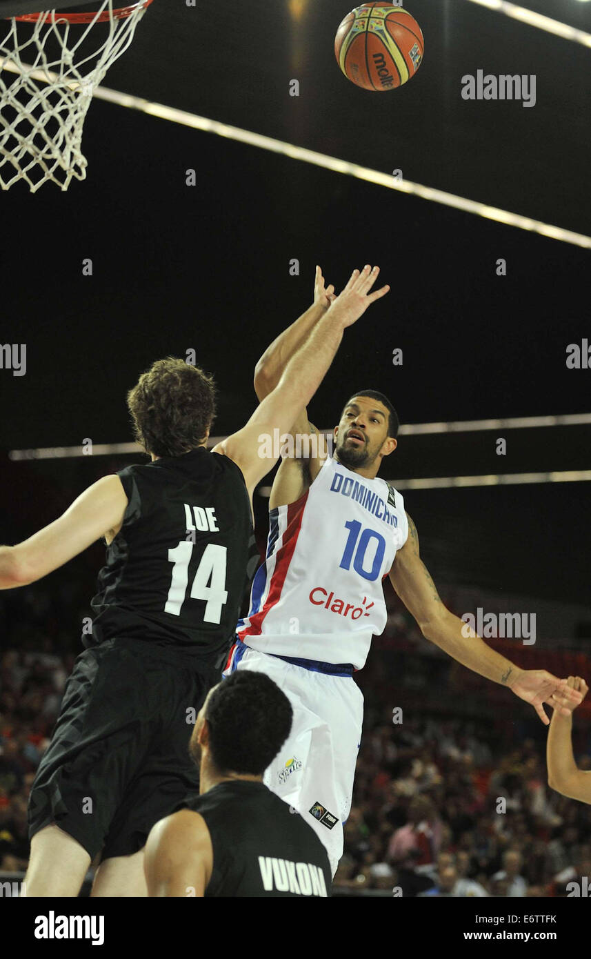 Bilbao, Espagne. 31 août, 2014. James Feldeine (R) de la République dominicaine pousses durant la Groupe C match contre la Nouvelle-Zélande de la Coupe du Monde de Basketball FIBA 2014 en Espagne, à Bilbao, Espagne, le 31 août, 2014. La République dominicaine a remporté le match 76-63. Credit : Xie Haining/Xinhua/Alamy Live News Banque D'Images