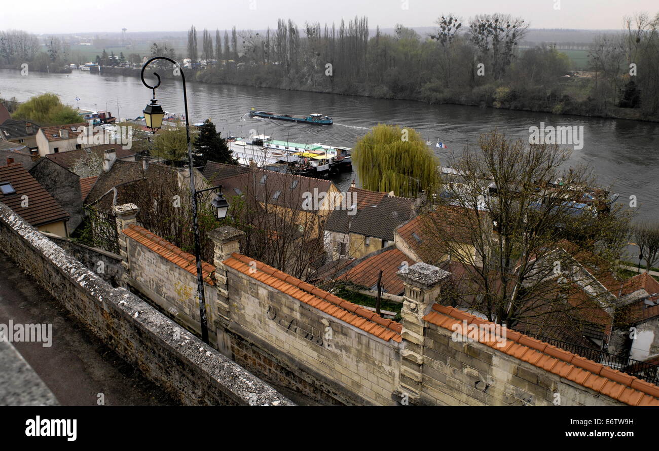 AJAXNETPHOTO. CONFLANS SAINTE HONORINE, YVELINES, FRANCE. - VUE SUR LA SEINE À TRAVERS LES TOITS DE LA VILLE. PHOTO:JONATHAN EASTLAND/AJAX REF:D112603 1098 Banque D'Images