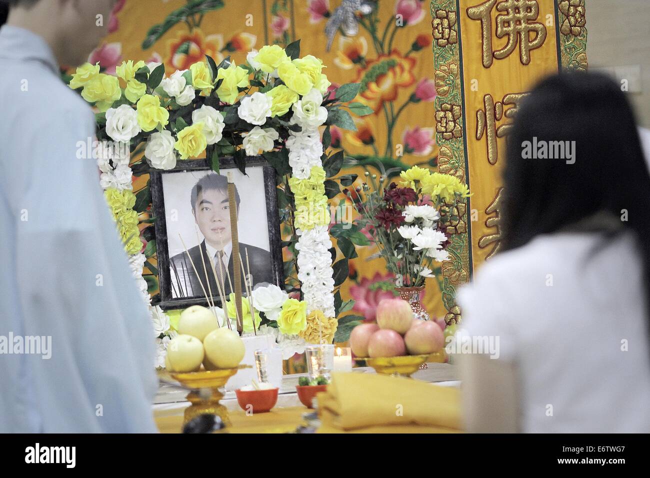 Jakarta, Indonésie. 31 août, 2014. Les gens d'origine chinoise donne corps la prière pendant les funérailles, Malaysia Airlines MH17 avion du passager abattu en Ukraine en juillet quand il est arrivé à Medan, au nord de Sumatra, en Indonésie. Crédit : Ivan Damanik/Pacific Press/Alamy Live News Banque D'Images