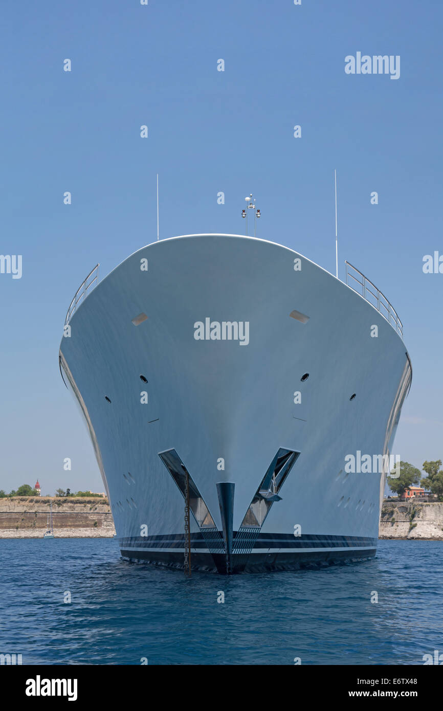 Super grand luxe ou mega yacht à moteur dans le bleu océan. Banque D'Images