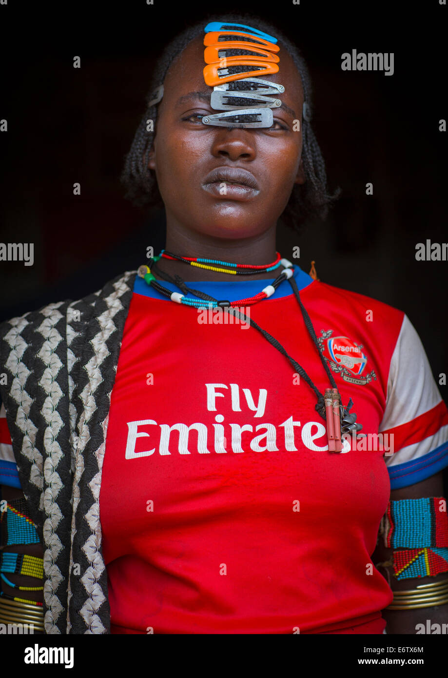 Tribu Hamer femme avec un Arsenal Football Shirt, Key afer, vallée de l'Omo, Ethiopie Banque D'Images