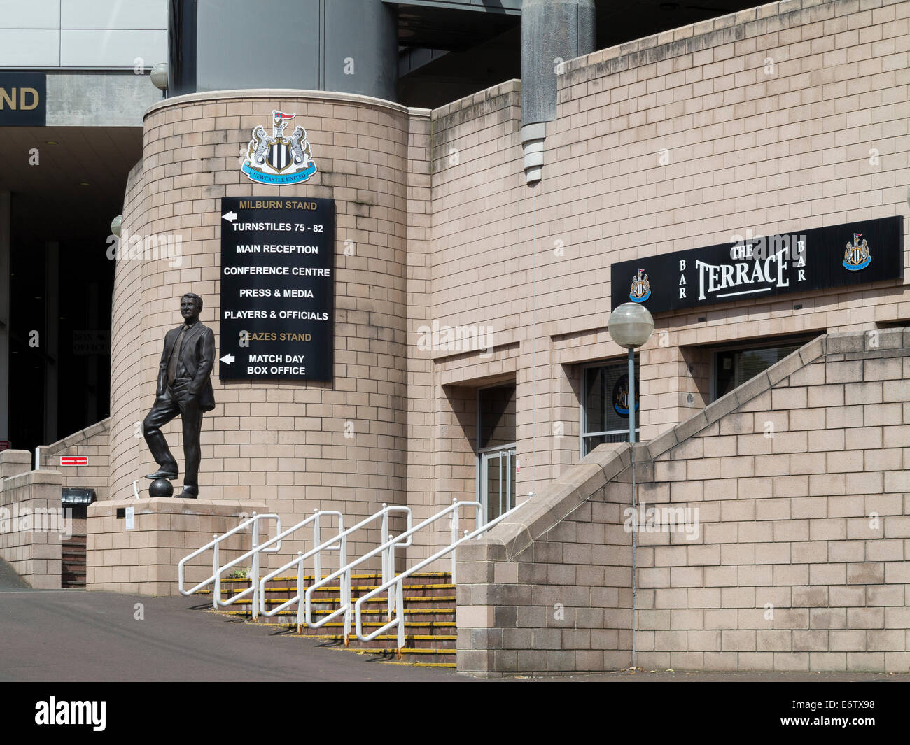 Saint James' Park, le terrain de football de Newcastle United accueil et la staue de Sir Bobby Robson Banque D'Images