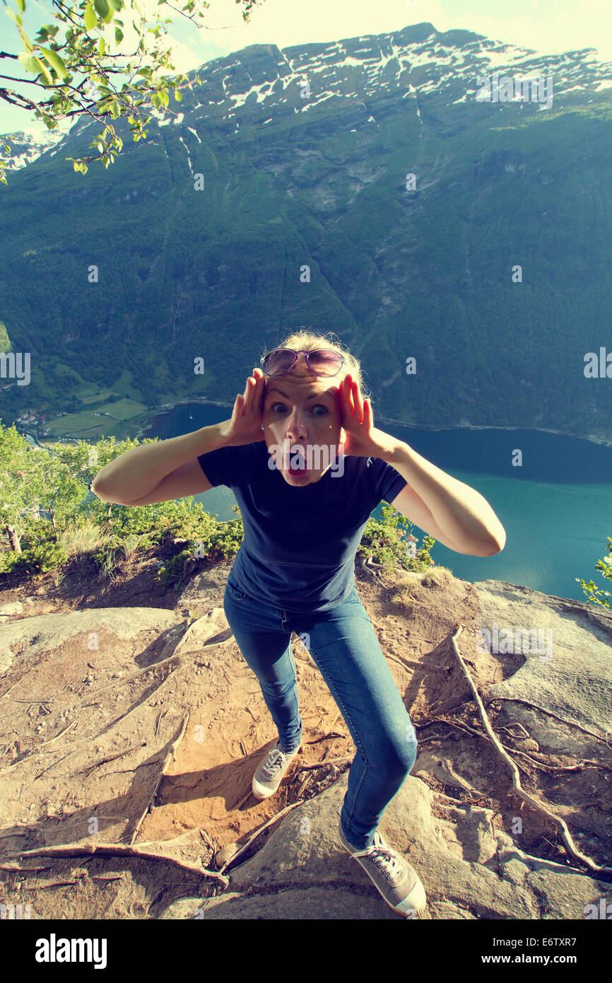 Lune de miel jeunes mariés en Norvège. photo dans les montagnes près du lac. instagram. Banque D'Images