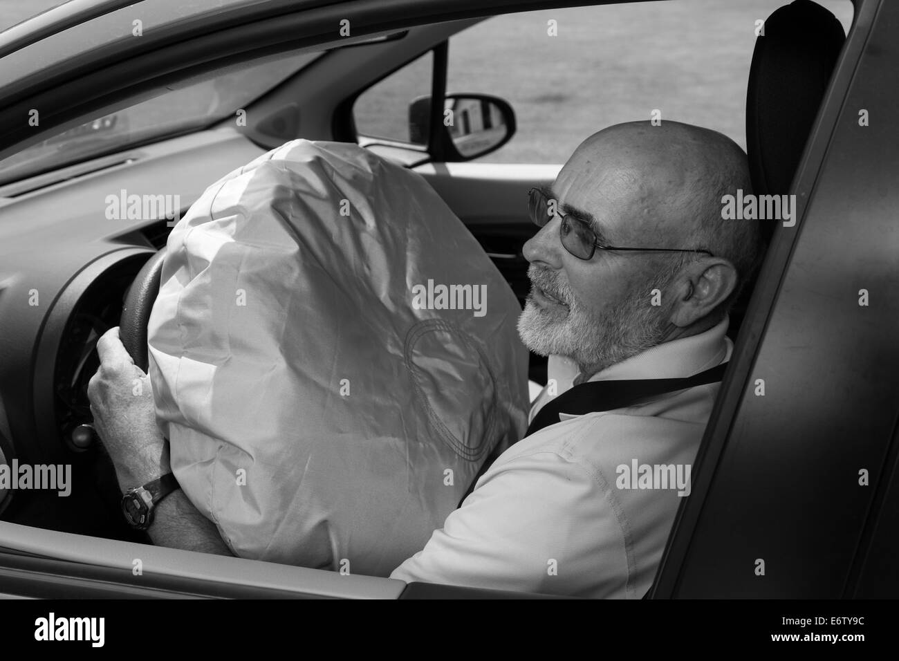 Dazed Man Survivre à un accident d'auto avec airbag déployé, USA Banque D'Images