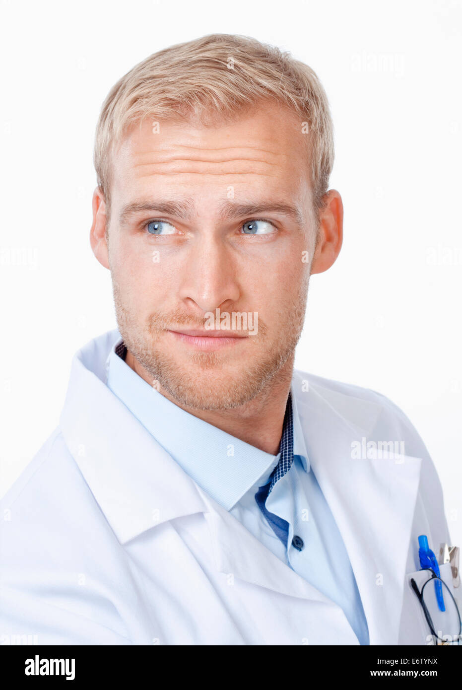 Portrait d'un jeune médecin aux cheveux blonds Banque D'Images