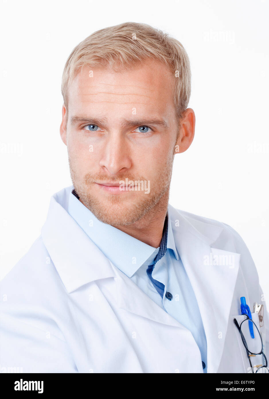 Portrait d'un jeune médecin aux cheveux blonds Banque D'Images