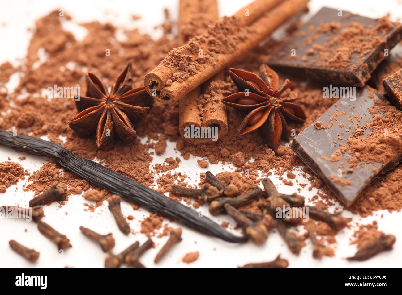 Chocolat, vanille, girofle, l'anis, et des bâtons de cannelle. Libre. Banque D'Images