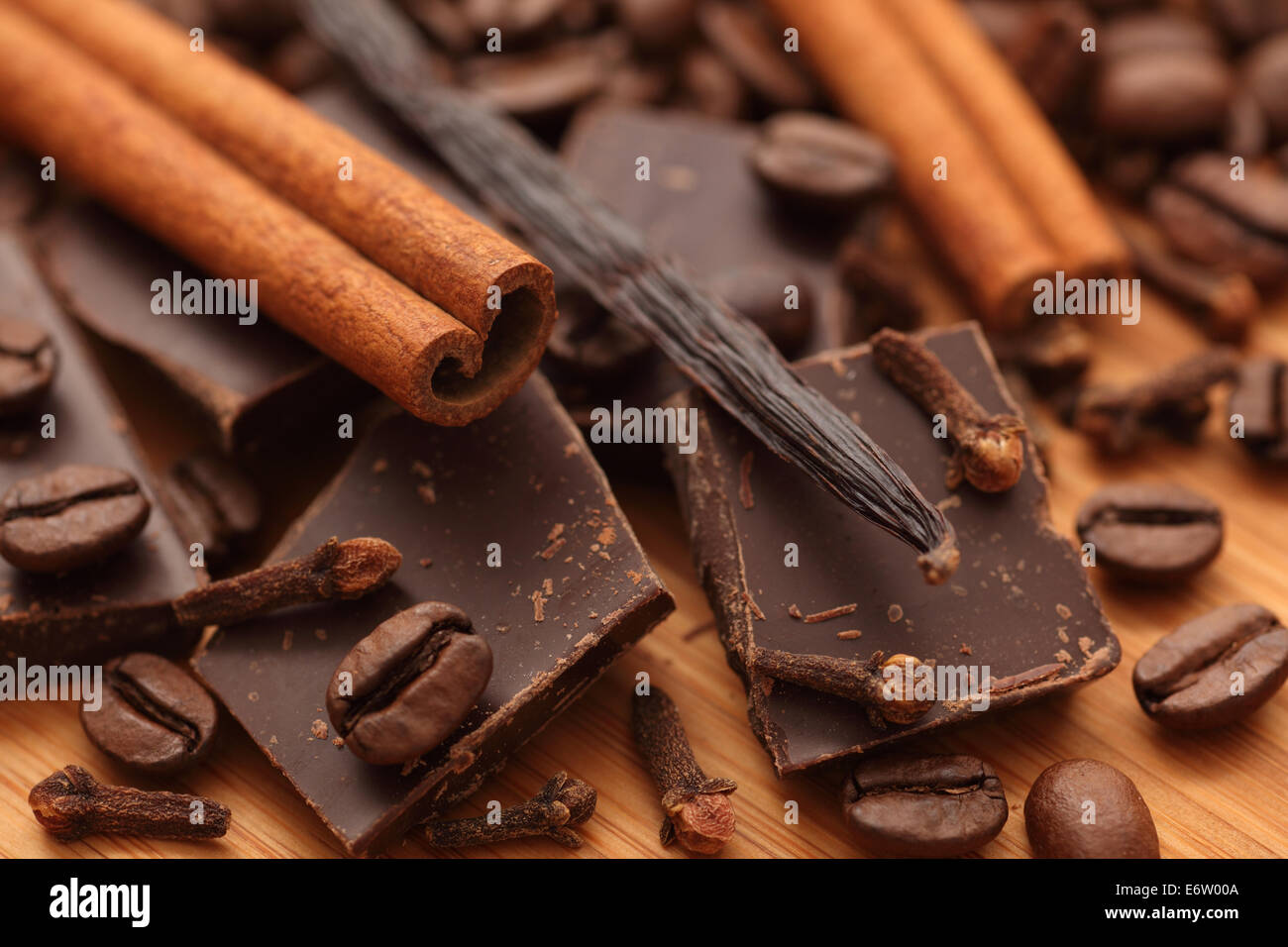 Les grains de café, chocolat, vanille, girofle et cannelle. Libre. Banque D'Images