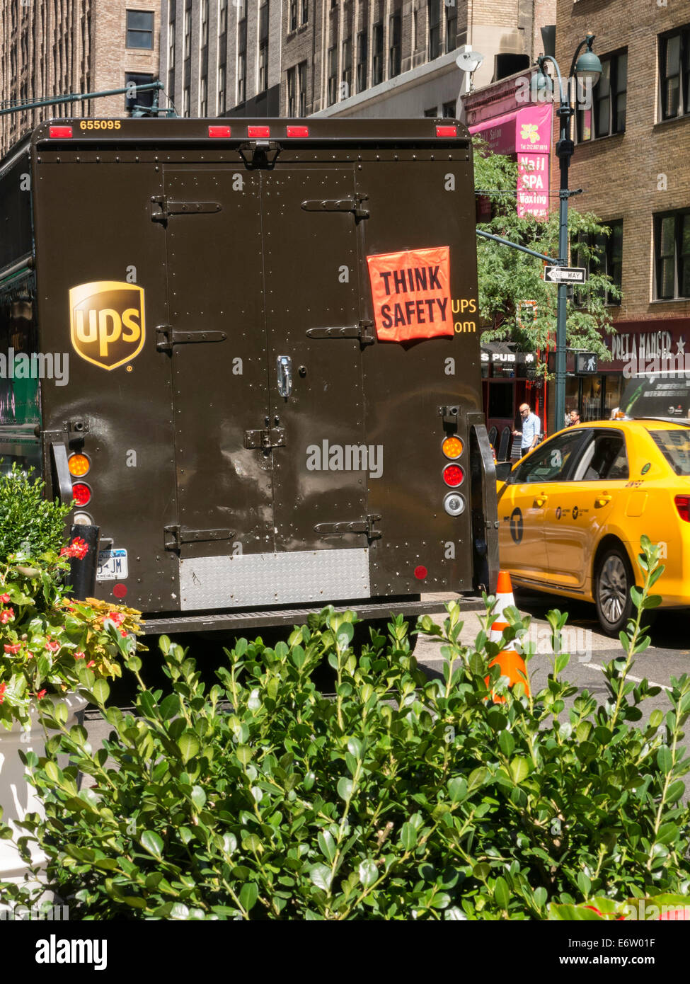 Camion de livraison UPS parqué avec panneaux de sécurité orange vif , Manhattan, New York, USA Banque D'Images