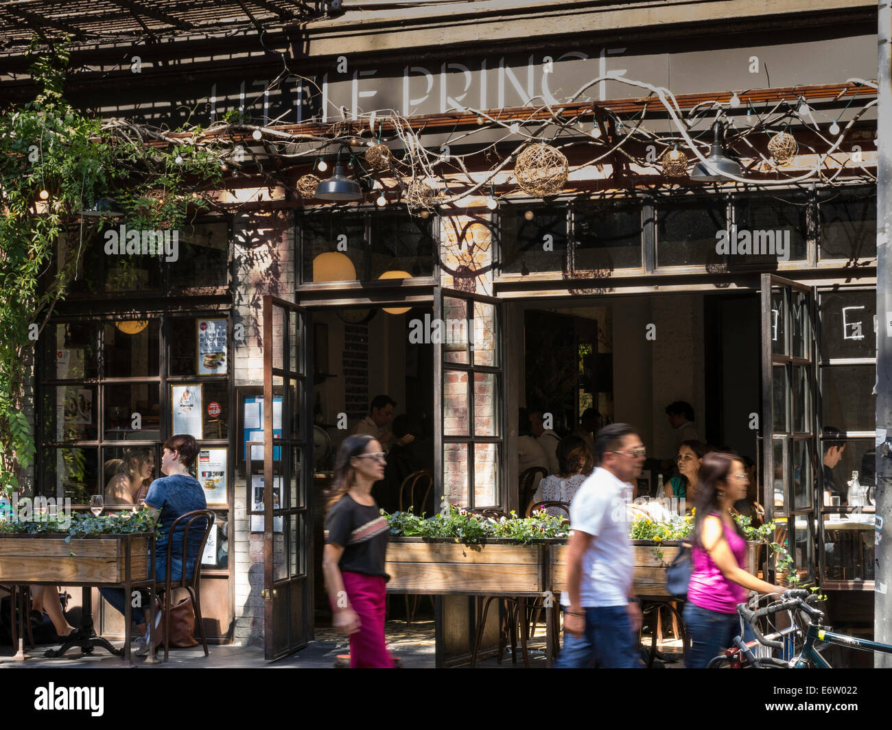 Petit Prince Bar Bistrot Diners et les piétons , SoHo, NYC, USA Banque D'Images