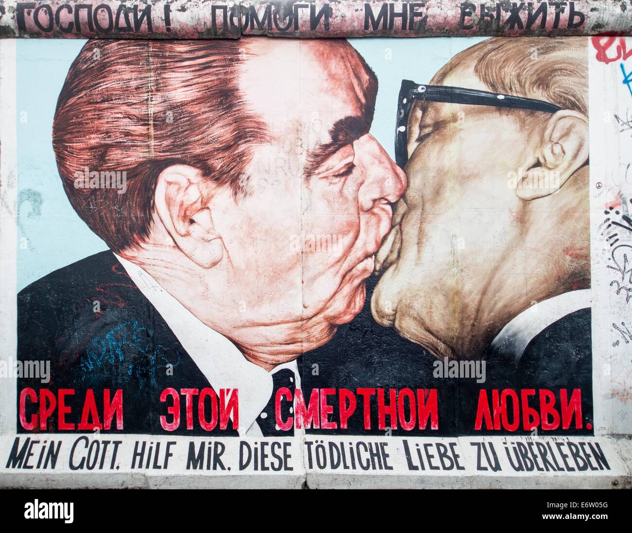 BERLIN - 24 août 2014 : La East Side Gallery est la plus grande galerie d'art en plein air dans le monde. Ce morceau du mur montre un graffiti de la baiser fraternel d'anciens politiciens et Honecker Breschnew. Banque D'Images