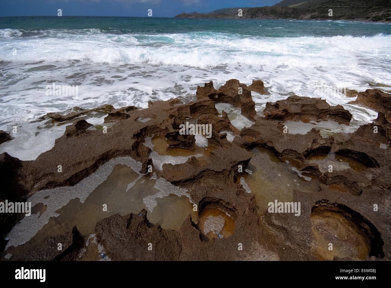 Des trous dans le grès à la côte de la Sardaigne en Italie Banque D'Images