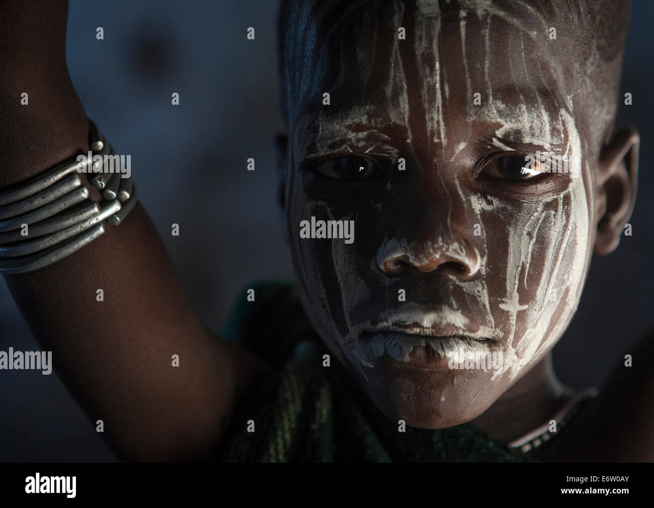 Visage peint en blanc de jeune garçon Mursi, grêle Wuha Village, Ethiopie Banque D'Images