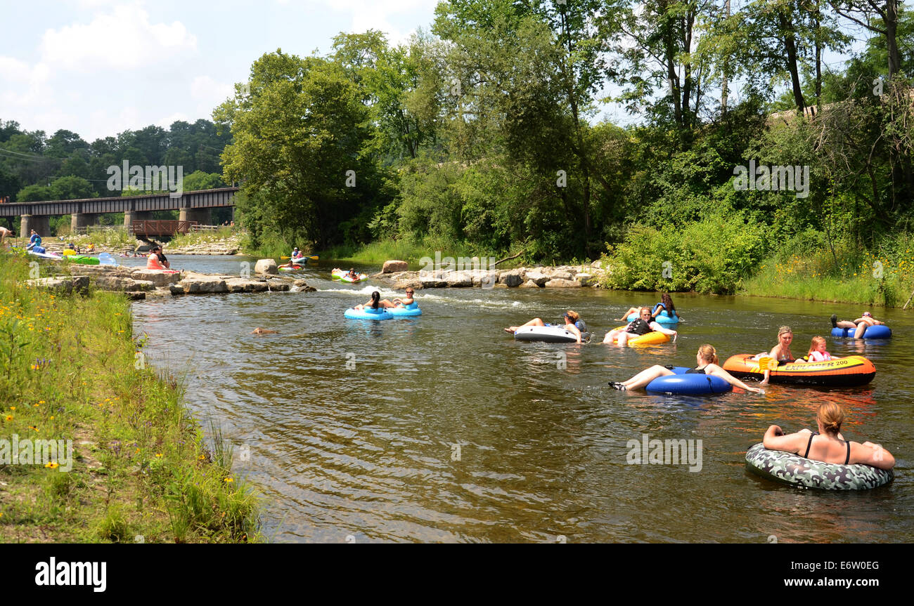 ANN Arbor, MI - 3 août : Les corps flottants et les kayakistes profitez de la rivière Huron à l'Argo de Cascades à Ann Arbor, MI, le 3 août 2014. Banque D'Images