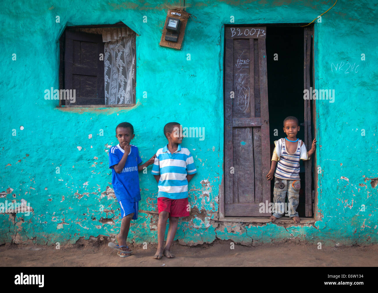 Trois garçons devant leur maison à Jinka, vallée de l'Omo, Ethiopie Banque D'Images