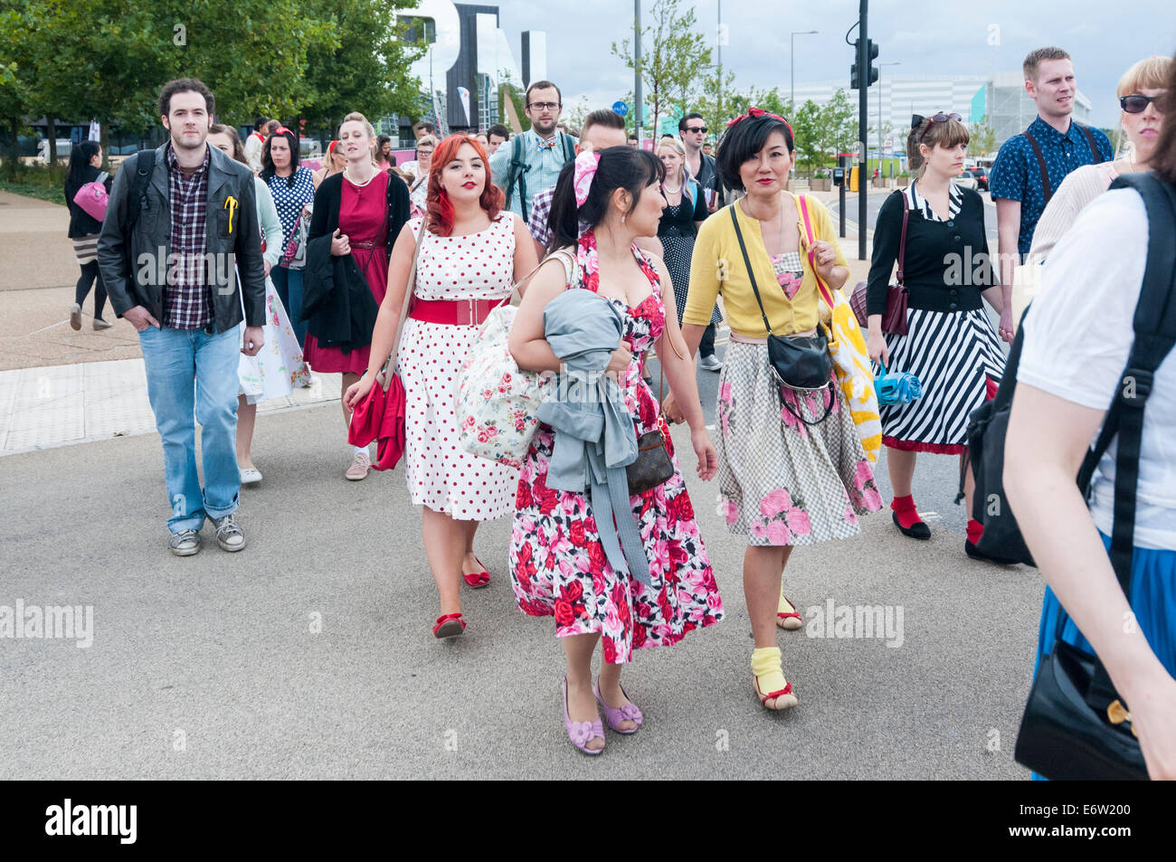 Stratford, London, UK, 30 août 2014. Heureux visiteurs en route vers le cinéma Secret 'Back to the Future' film expérience, habillés en vêtements de la cinquantaine d'assister à l'événement. Crédit : Stephen Chung/Alamy Live News Banque D'Images