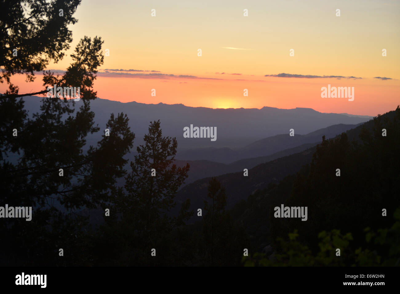 Le coucher de soleil vu du Mont Graham dans Pinaleño les montagnes de la forêt nationale de Coronado près de Safford, Arizona, USA. Banque D'Images
