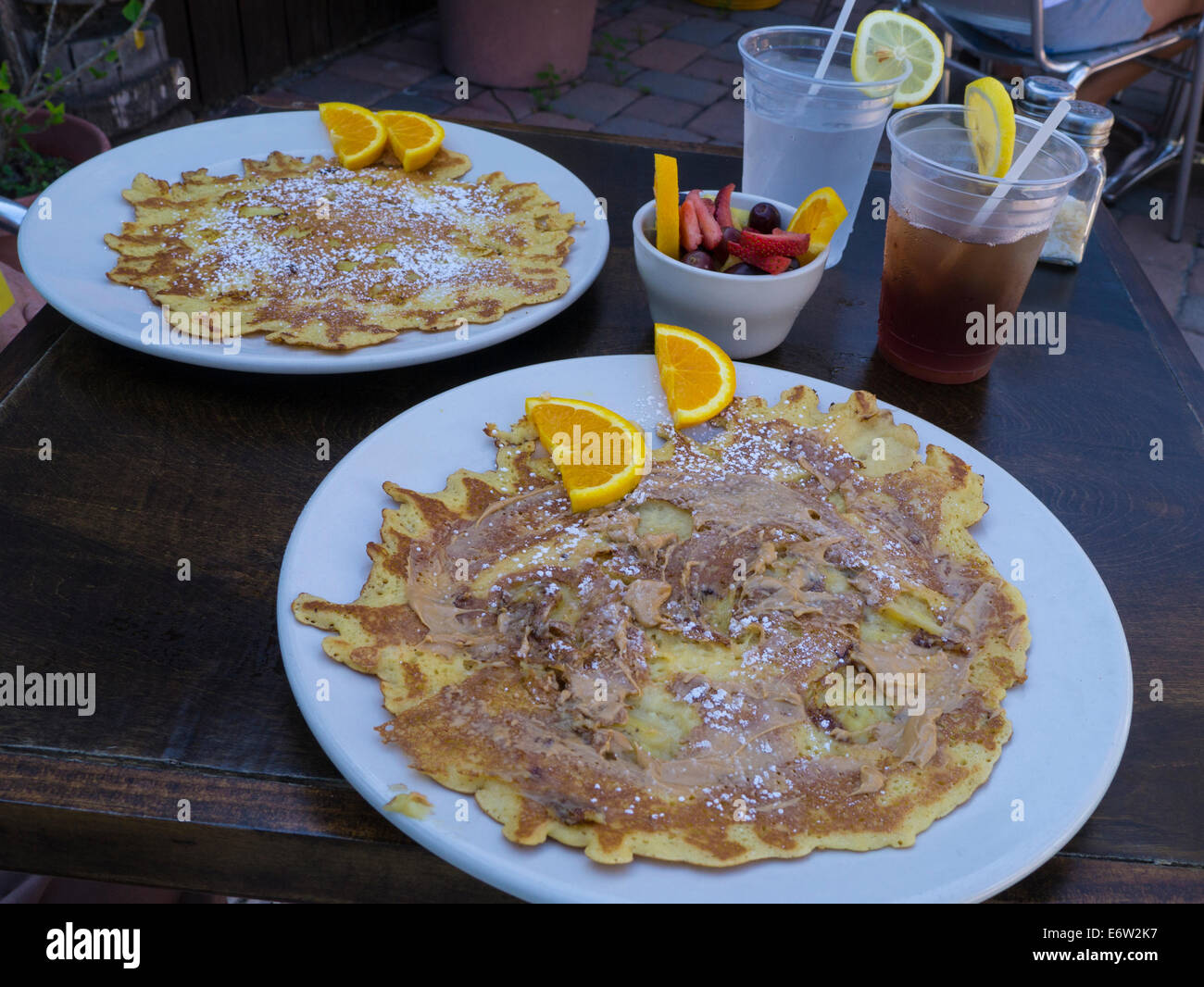 Le beurre d'arachide et banane pancakes & crêpes à la noix de coco ananas Lelu's Coffee Lounge sur Siesta Key en Floride Banque D'Images Le beurre d'arachide et banane pancakes & crêpes à la noix de coco ananas Lelu's Coffee Lounge sur Siesta Key en Floride Banque D'Images