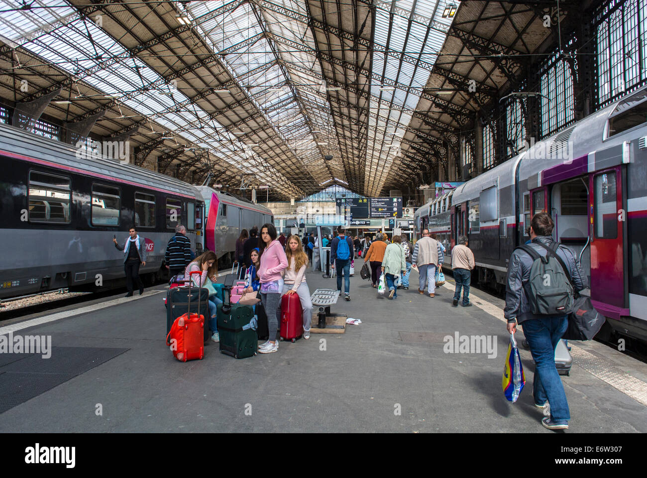 Paris, France, jeunes touristes en attente, voyageant à l'intérieur de la gare de pluie historique 'Gare d'Austerlitz', sur la plate-forme sncf Banque D'Images