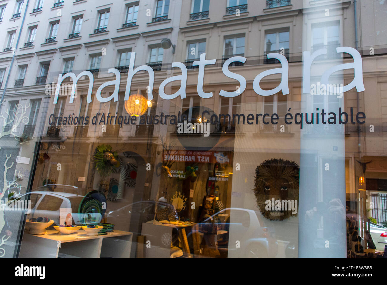 Paris, France, Shopping, Commerce équitable, Shop Front Window, 'Mahatsra', Oberkampf Area, Reflection Banque D'Images