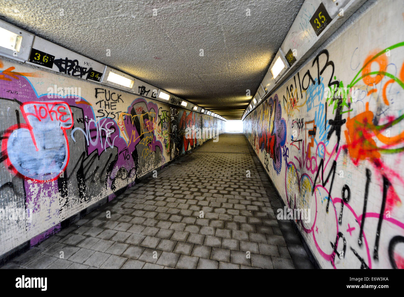 Passage souterrain des murs couverts de graffitis, Derry, Londonderry, en Irlande du Nord, Royaume-Uni, Europe Banque D'Images