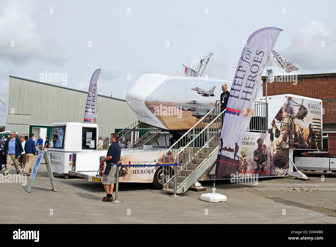 Un héros pour aider l'attraction publique lors d'un festival dans la région de Falmouth, Cornwall, uk Banque D'Images