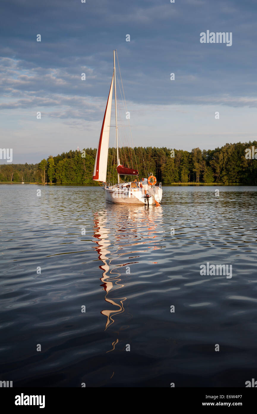 Un bateau blanc vue de voile Banque D'Images