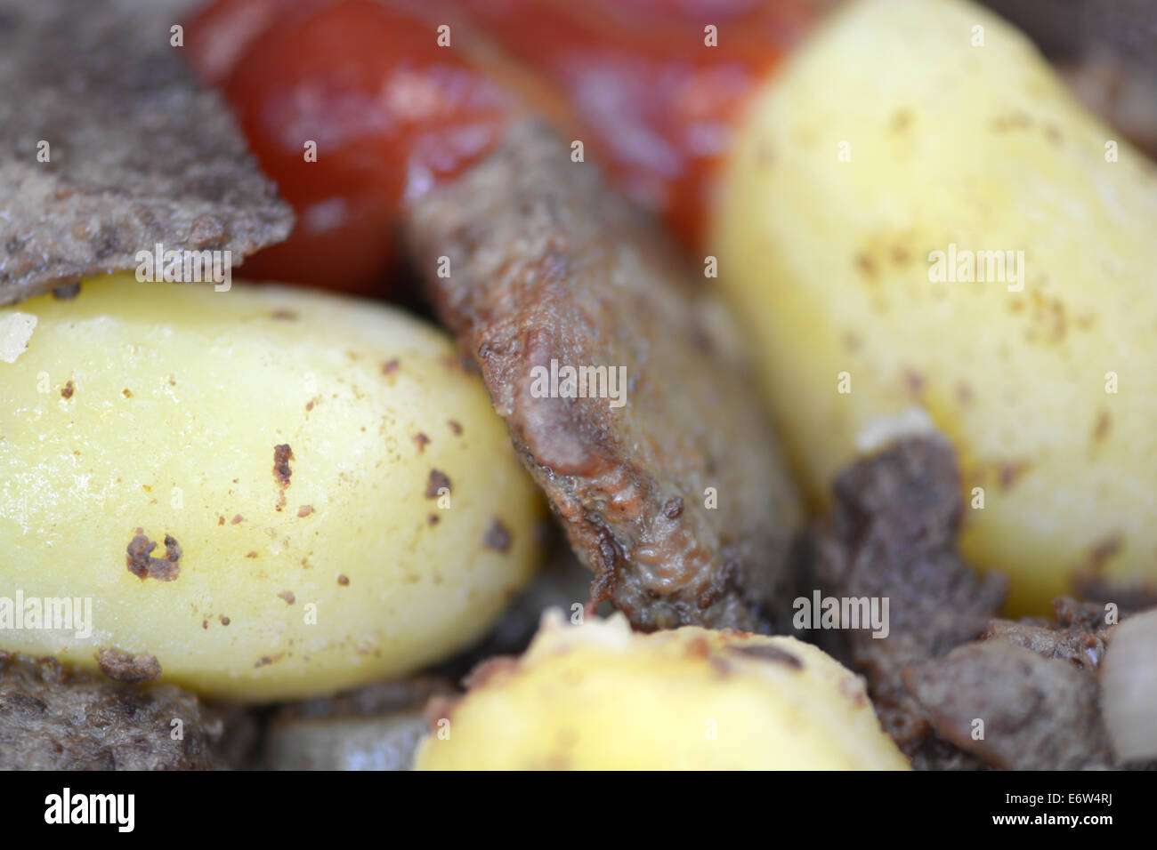 Le foie de porc frit avec tomates et pommes de terre Banque D'Images