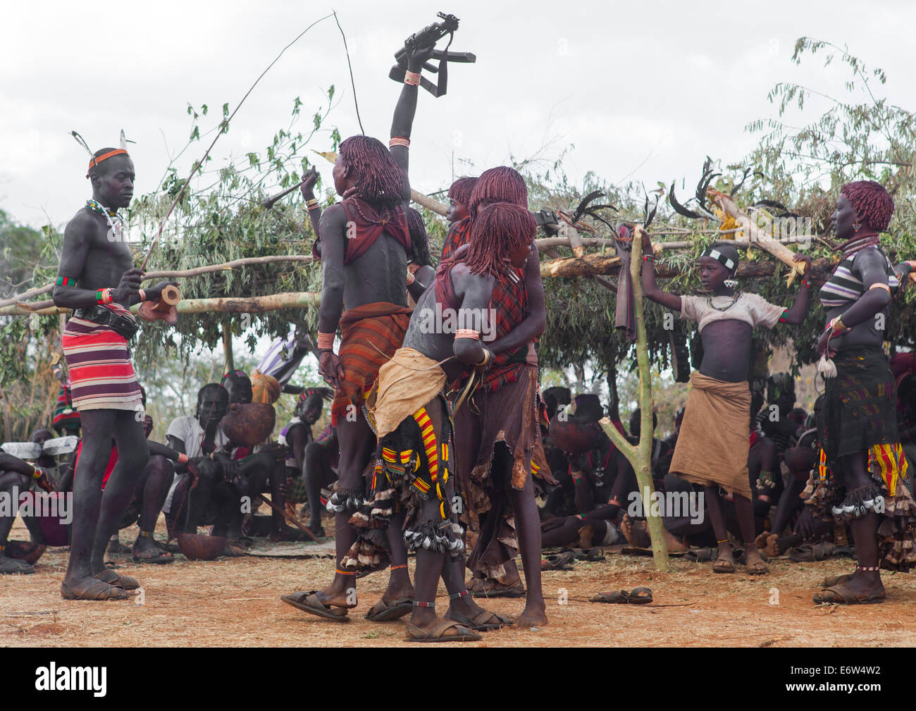 Les femmes de la tribu Bashada fouetté lors d'une cérémonie, Dimeka Bull Jumping, vallée de l'Omo, Ethiopie Banque D'Images