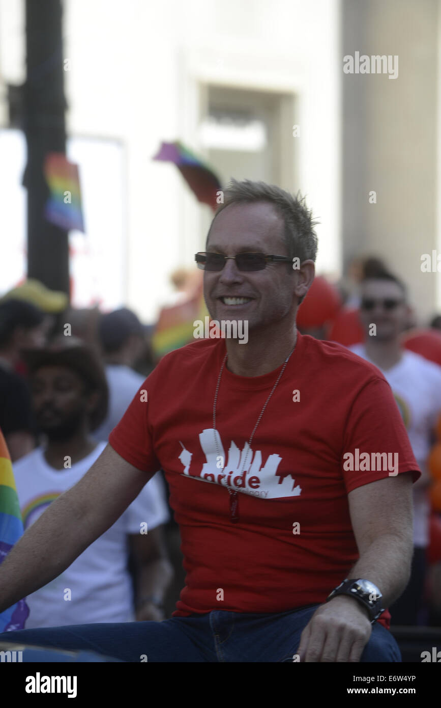 Calgary, Alberta, Canada. 31 août, 2014. Réalisateur américain, écrivain et producteur de télévision, dramaturge et comédien, DEL SHORES accolées l 2014 Calgary Pride Parade. Credit : Baden Roth/ZUMA/Alamy Fil Live News Banque D'Images